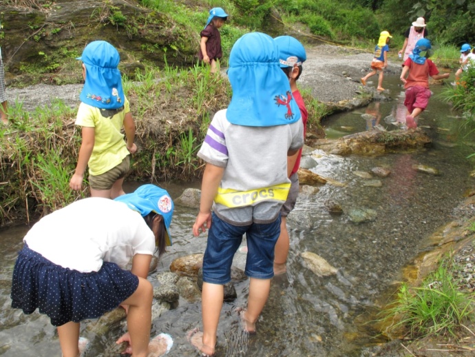 「道の駅 飯高駅（いいたかえき）」裏手の櫛田川で水遊びをする子どもたち