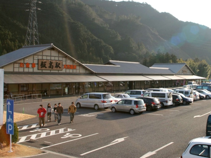 「道の駅 飯高駅（いいたかえき）」の正面外観と駐車場