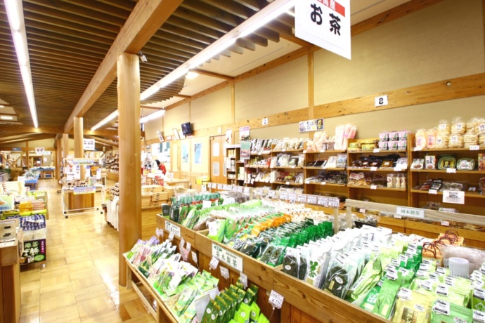 「道の駅 飯高駅（いいたかえき）」に併設された特産品等販売所「いいたかの店」内部