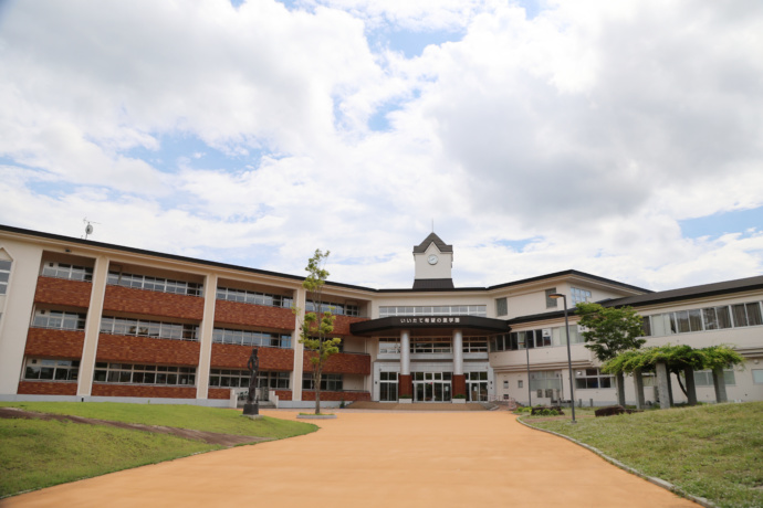 飯舘村にある飯舘村立いいたて希望の里学園の外観写真