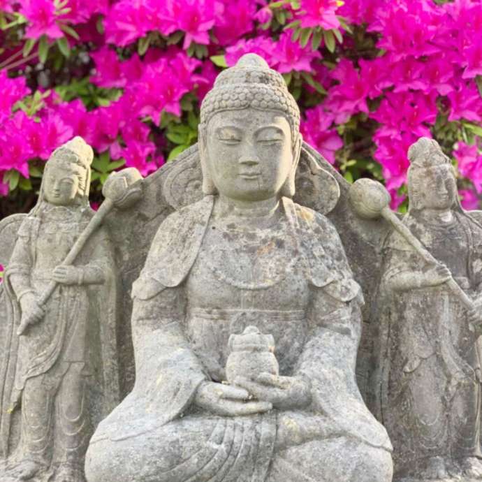 つつじが咲く龍眼寺の境内に置かれた像