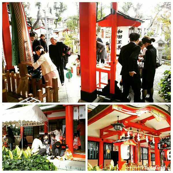 生島神社の朱色の本殿と参拝客たち
