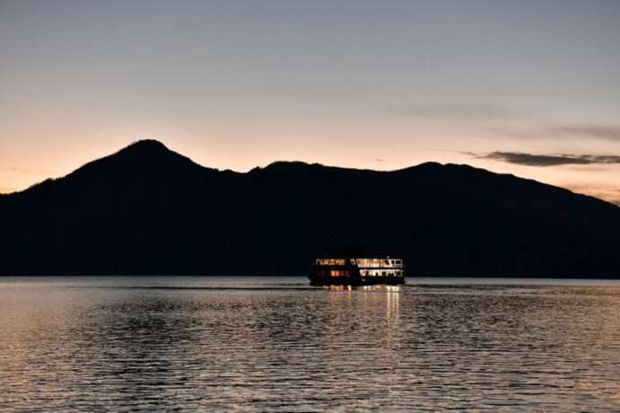 「ライトアップ奥日光」プロジェクトの一環で運行された「中禅寺湖遊覧船ナイトクルーズ」の様子