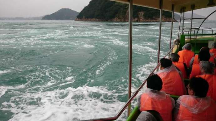 潮流を見る来島海峡急流観潮船の乗船者たち