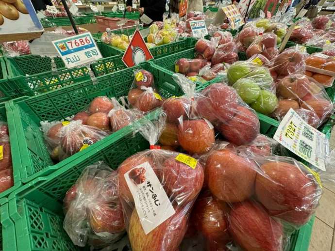 「道の駅 今井恵みの里」の農産物直売所で販売される地元産のリンゴ