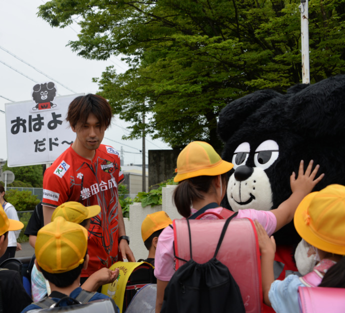 ウルフドッグス名古屋の選手と交流する稲沢市の小学生たち