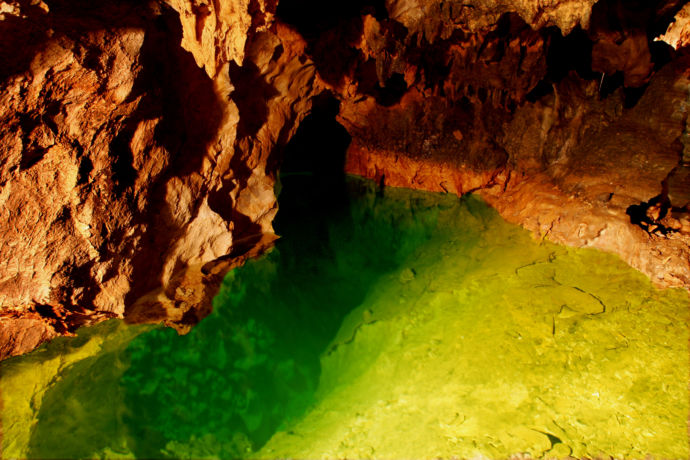 「稲積水中鍾乳洞」内部にある「エメラルドの泉」
