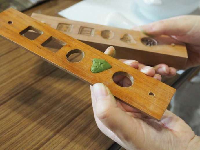 「INCENSE KITCHEN」の抹茶を使ったお香づくり体験で用いるお菓子の木型と「いとをかし香」（その2）