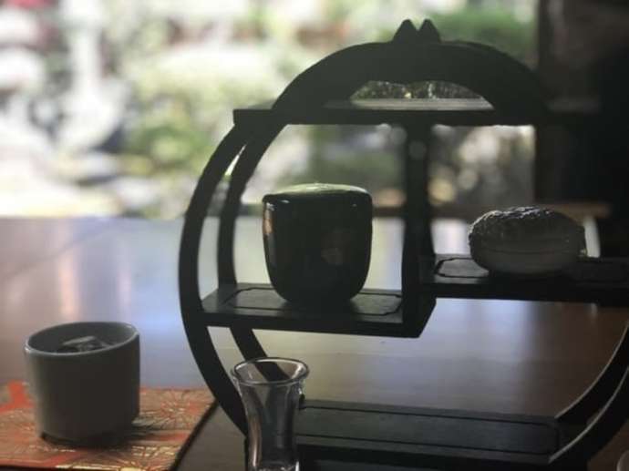 「INCENSE KITCHEN」の抹茶を使ったお香づくり体験の会場「縣神社」の「書院の間」での「空薫（そらだき）」（その2）