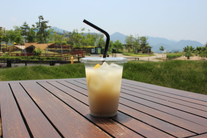HAKKOパークのカフェで提供されている瀬戸内レモン甘酒
