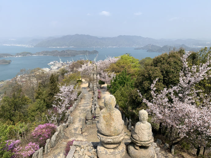 白滝山の石仏×瀬戸内海の風景（春）