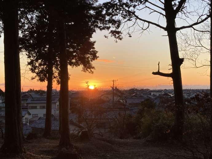 伊奈冨神社の境内から見た日の出