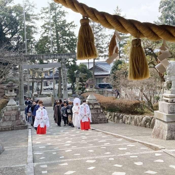 伊奈冨神社の神前式参進の様子