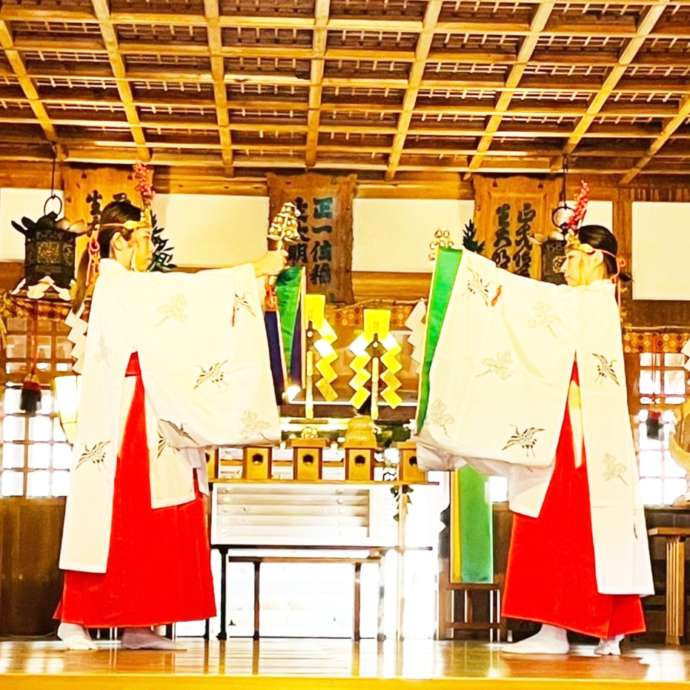 伊奈冨神社の拝殿内で巫女が舞を奉納している様子