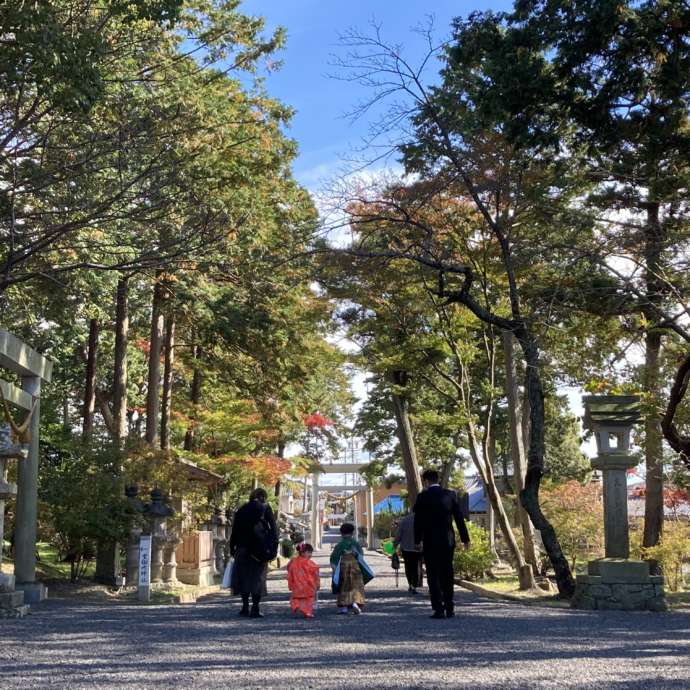 伊奈冨神社の秋の境内