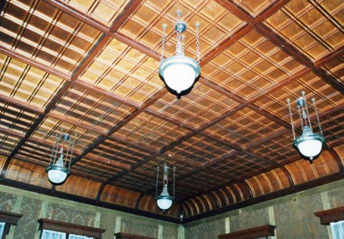 「旧石川組製糸西洋館」本館1階にある応接室の天井