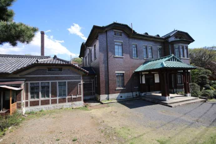 「旧石川組製糸西洋館」の別館（左）と本館（右）の正面外観