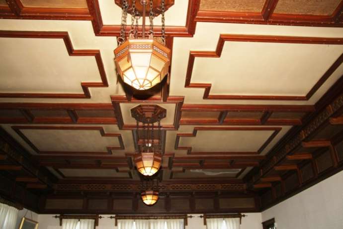 「旧石川組製糸西洋館」本館1階にある食堂の天井