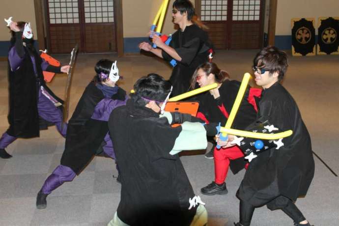 三重県伊勢市の「ともいきの国 伊勢忍者キングダム」でリアルRPGを体験している人たち