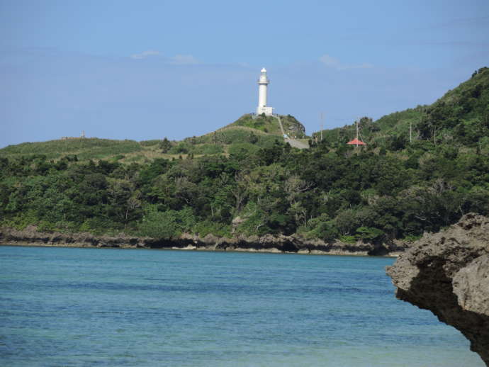石垣市の海沿いから見た島の灯台の様子