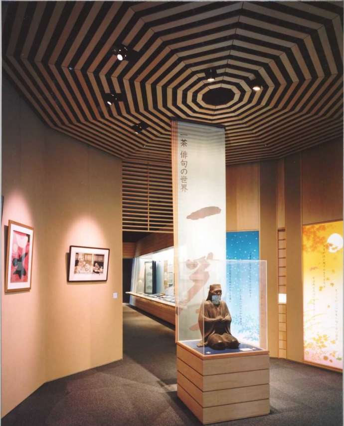 一茶記念館の常設展示室の中にある小林一茶の像