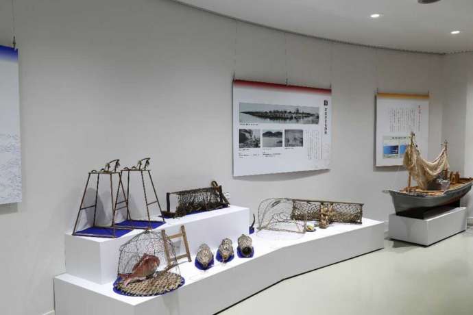 「一色学びの館」2階の常設展示コーナーの様子（その2）海苔養殖の道具や漁具など