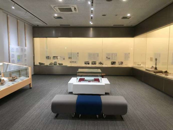 「一色学びの館」内の企画展示室で開催される幡豆石展の様子（その1）