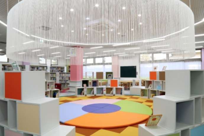 「一色学びの館」に併設されている西尾市立図書館分館の様子
