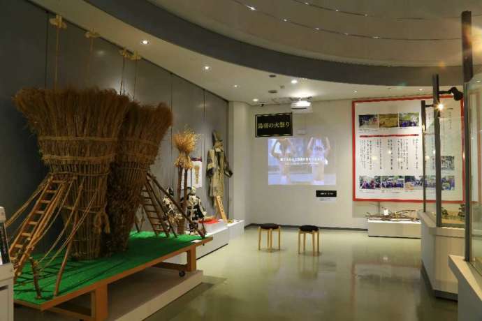 「一色学びの館」1階の常設展示・鳥羽の火祭りコーナーの様子（その1）