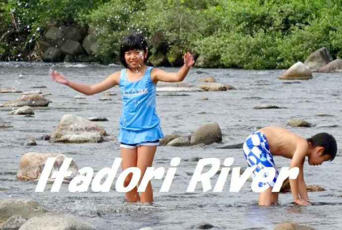 板取川で遊ぶ子どもたち