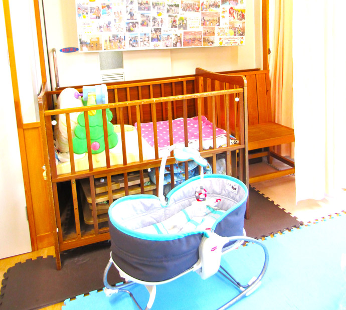 福岡県糸田町にある子育て支援室のベビーベッドの写真