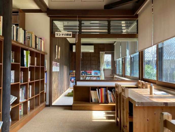 「若州一滴文庫」の本館内にある図書室の様子