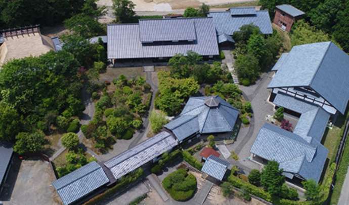 「若州一滴文庫」の敷地と建物群の俯瞰写真