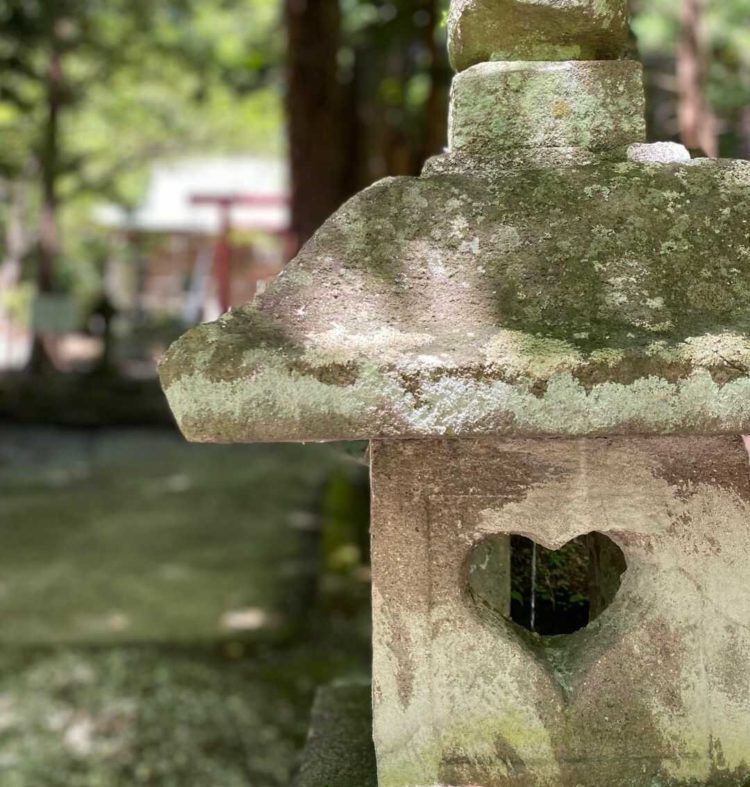 福島県耶麻郡の磐椅神社にあるハートの穴があいた燈籠