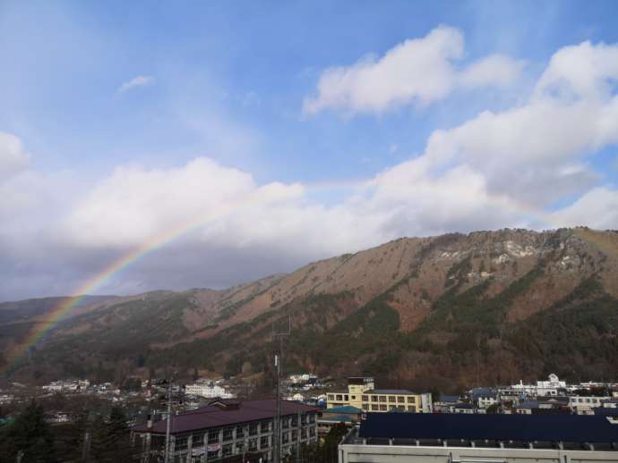 虹のかかった宇霊羅山
