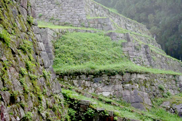 岩村城跡に残されている六段壁