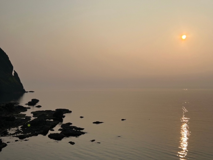 北海道・岩内町にある「弁慶の刀掛岩」の夕景