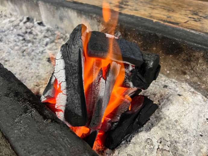 火が付いている炭のイメージ写真