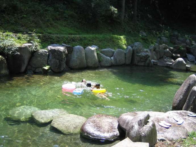 夏限定で登場する岩魚の里 永源寺グリーンランドの水遊び池