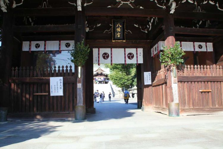 香川県高松市の石清尾八幡宮の随身門