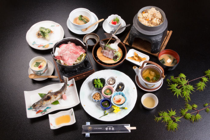「岩寿温泉旅館 岩寿荘」で夕食に供される「和風会席料理」の一例