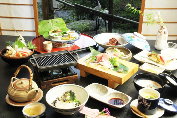 「岩寿温泉旅館 岩寿荘」で夕食に供されるグレードアップした「和風会席料理」の一例