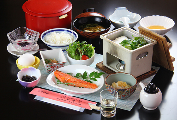 「岩寿温泉旅館 岩寿荘」で供される朝食の一例