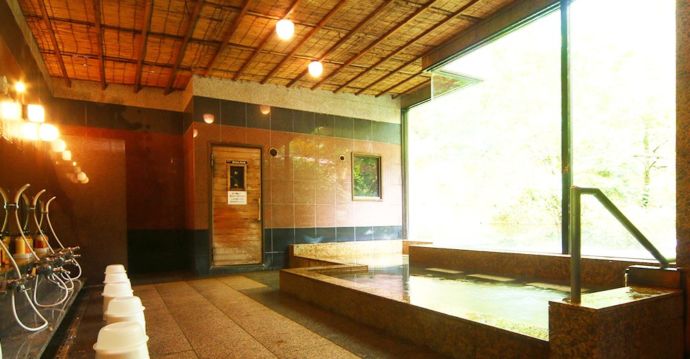 「岩寿温泉旅館 岩寿荘」の男性用大浴場と附帯サウナ