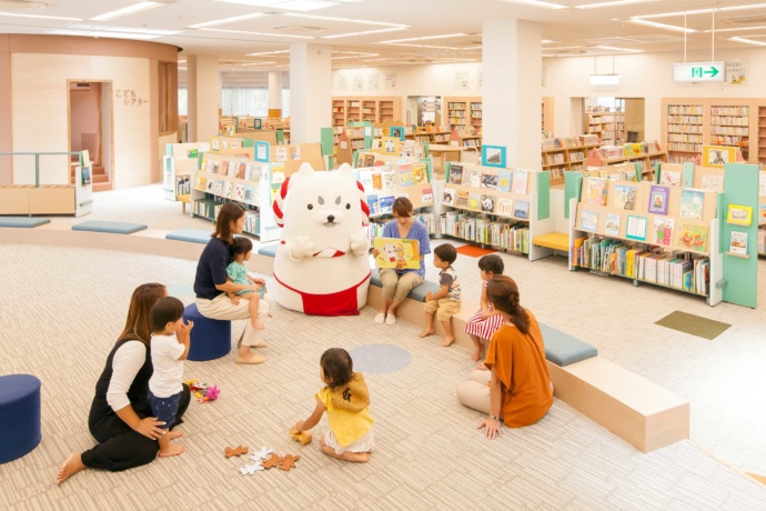 静岡県磐田市にある図書館を備えた子育て施設にこっと