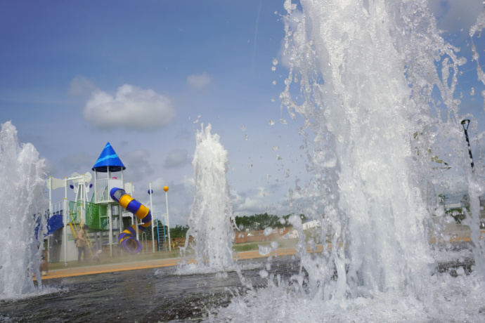 静岡県磐田市にある今之浦公園の水遊び場と大型遊具