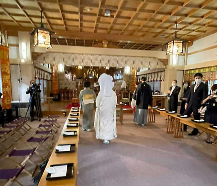 彌彦神社の神前式で新郎新婦が本殿に入場する様子
