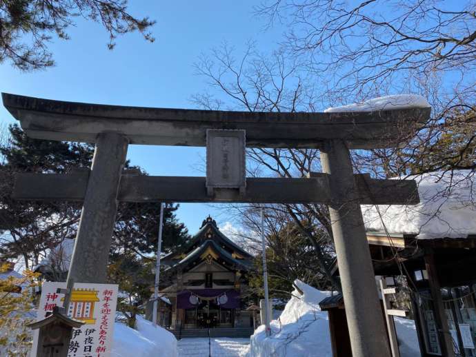 彌彦神社の雪をかぶった冬の様子