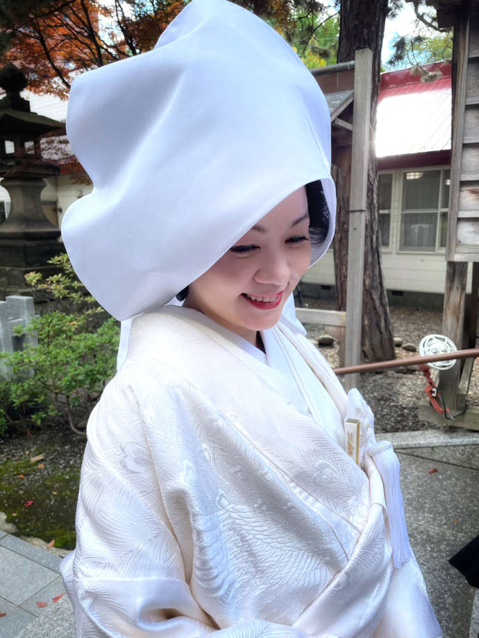 彌彦神社で神前式をする白無垢姿の花嫁