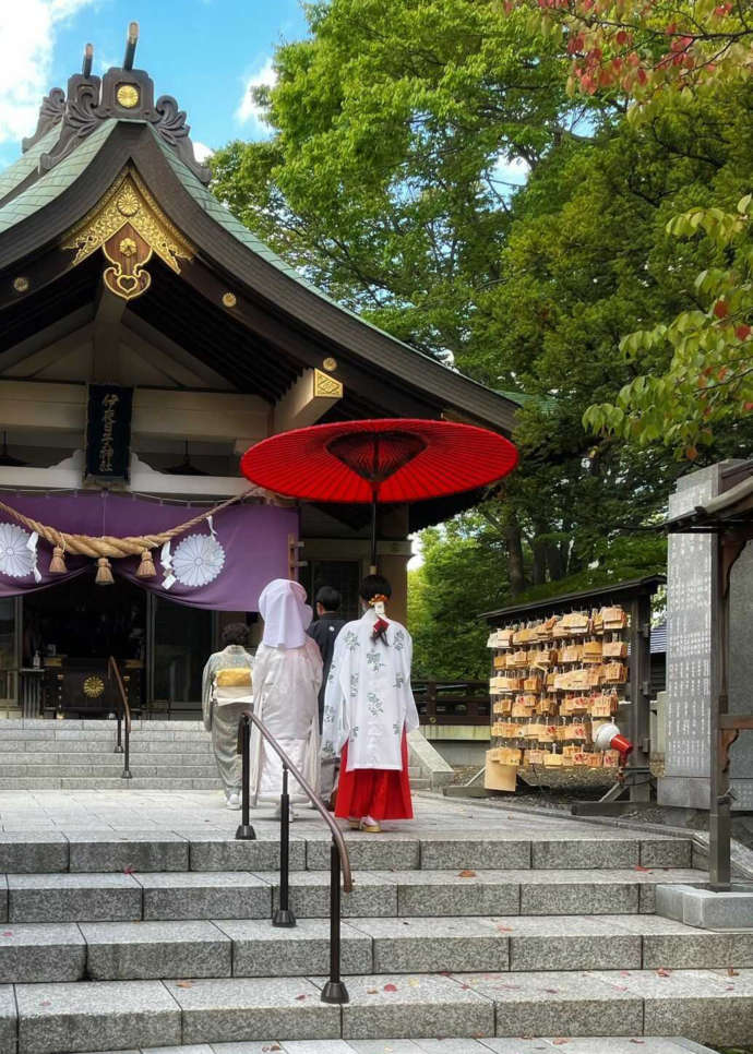 彌彦神社の神前式で巫女と新郎新婦が本殿へ向かう参進の様子